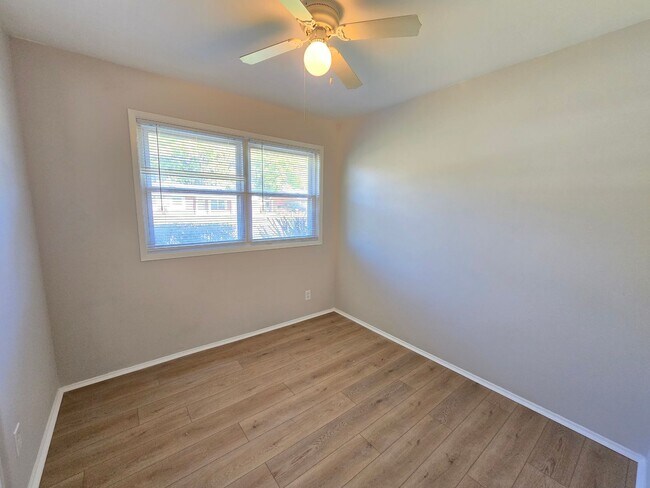 Building Photo - Newly Renovated 3 Bedroom Home – Modern Co...