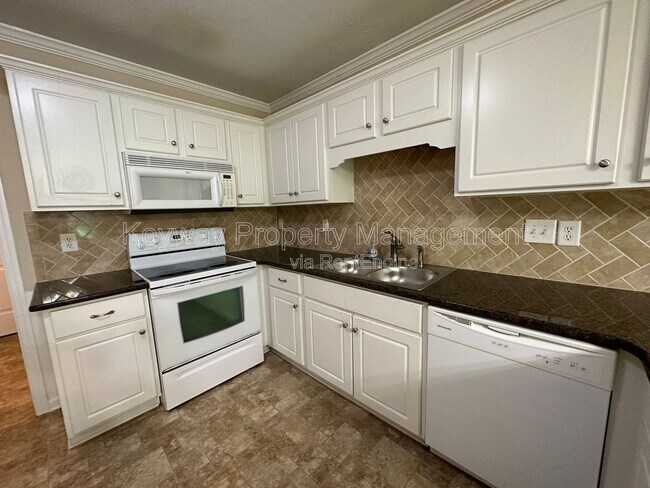 Building Photo - 2136 Sylvan Lake Dr