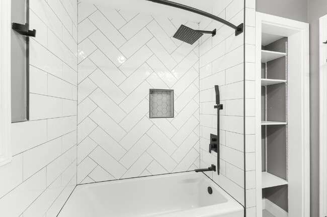 Building Photo - "Charming 3-Bed, 2-Bath Oasis in the Heart of Saint Petersburg – 1,366 Sq Ft of Comfort!"