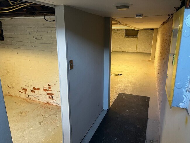 Building Photo - 2219 Scott St