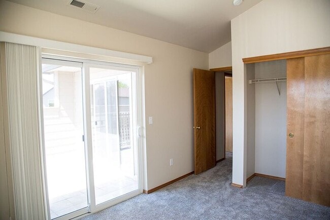 Building Photo - 379 Columbia Point Dr