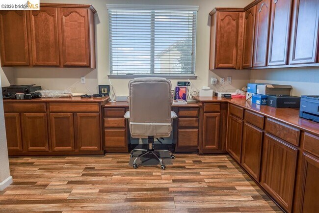 Building Photo - 687 Flemish Ct