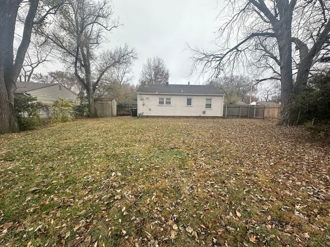 Building Photo - Charming 2 bedroom, 1 bath on a corner lot with large fenced backyard.