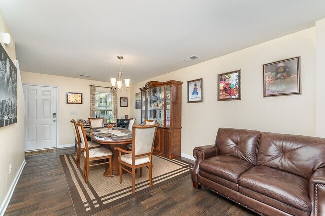 Building Photo - MOVE-IN READY!