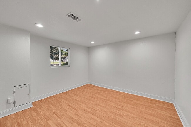 Building Photo - $2,795.00  - 4 Beds, 2 Baths, Single Famil...