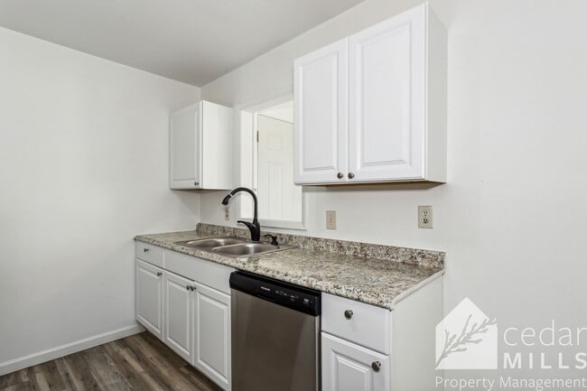 Building Photo - Super cute, updated 2 bedroom home