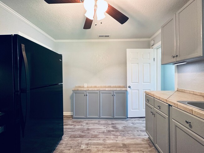 Building Photo - Delightful Upgraded 2-Bedroom Bungalow with New Appliances and Central A/C (Lawn Maintenance Incl...