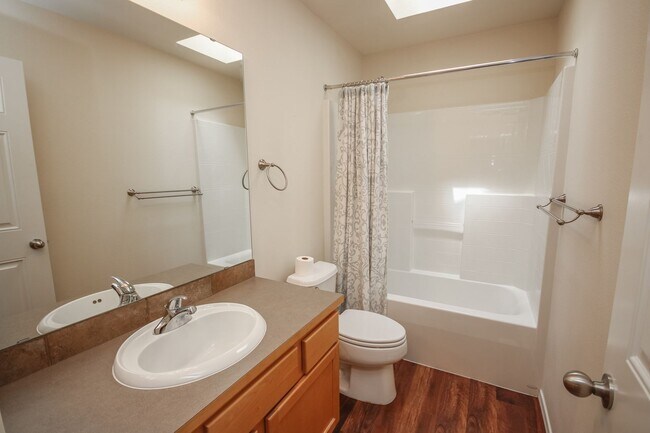 Building Photo - Lovely 3 Bedroom Auburn Condo