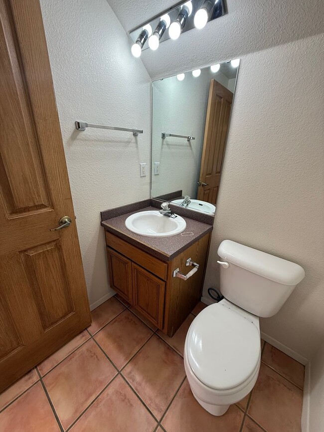 Building Photo - Beautiful 3 Bedroom/2.5 Bathroom Home Located off Roadrunner