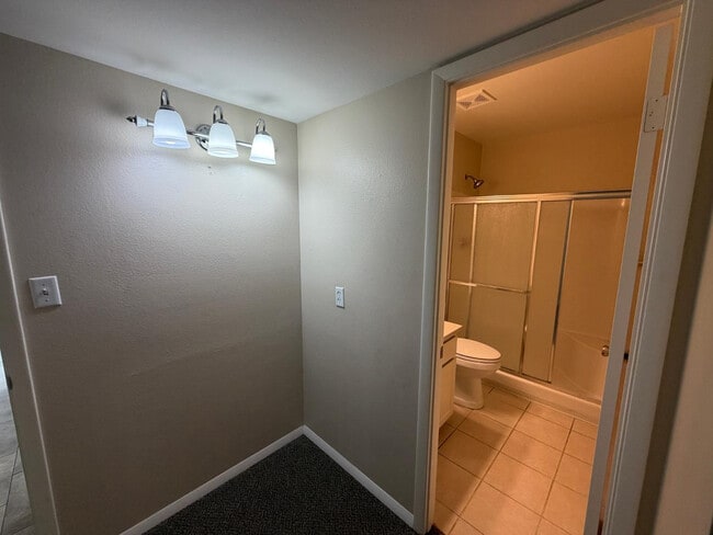 Building Photo - 1609 E Ellis Dr