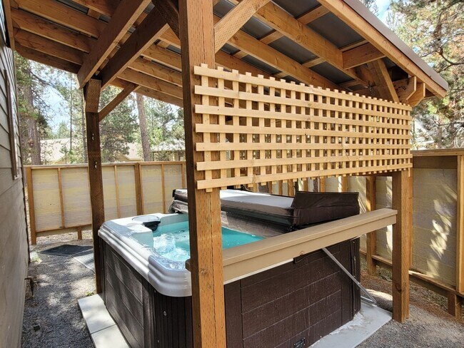 Building Photo - Hank's Hideaway in Sunriver, Furnished, all Utilities Included. Gym access, Hot Tub. 30-day Minim...