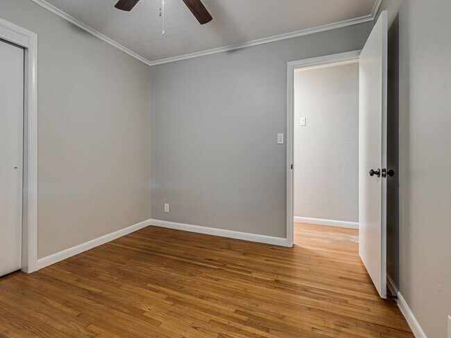 Building Photo - Move in special / First months rent is $800