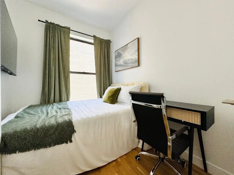 Building Photo - Furnished room/NOT APARTMENT