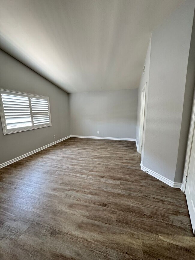 Building Photo - Beautiful 4- Bedroom Home
