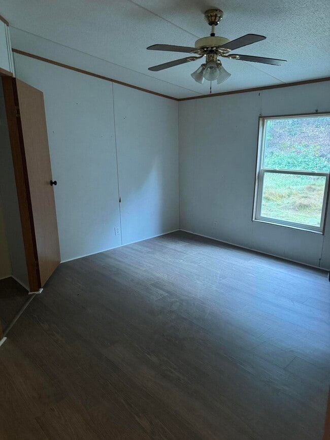 Building Photo - 1020 Little Perry Rd