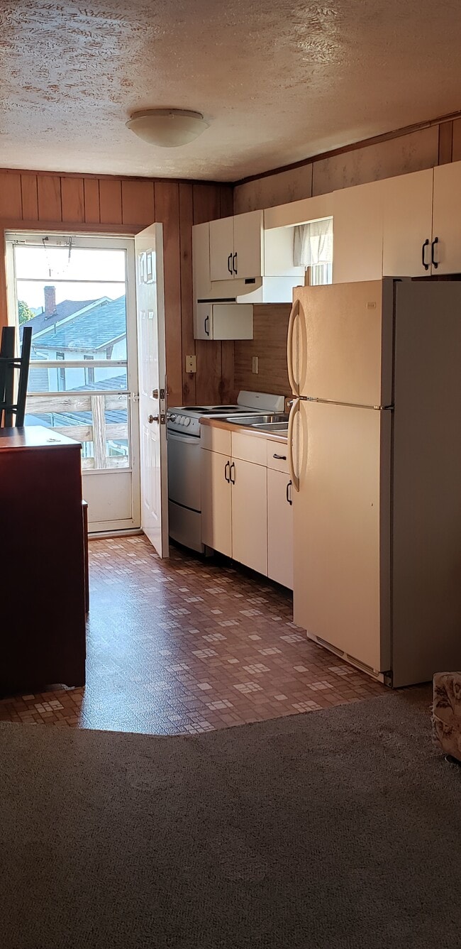 Building Photo - 385 Dille St