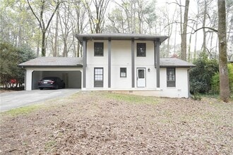Building Photo - 2221 Pinecliff Dr NE