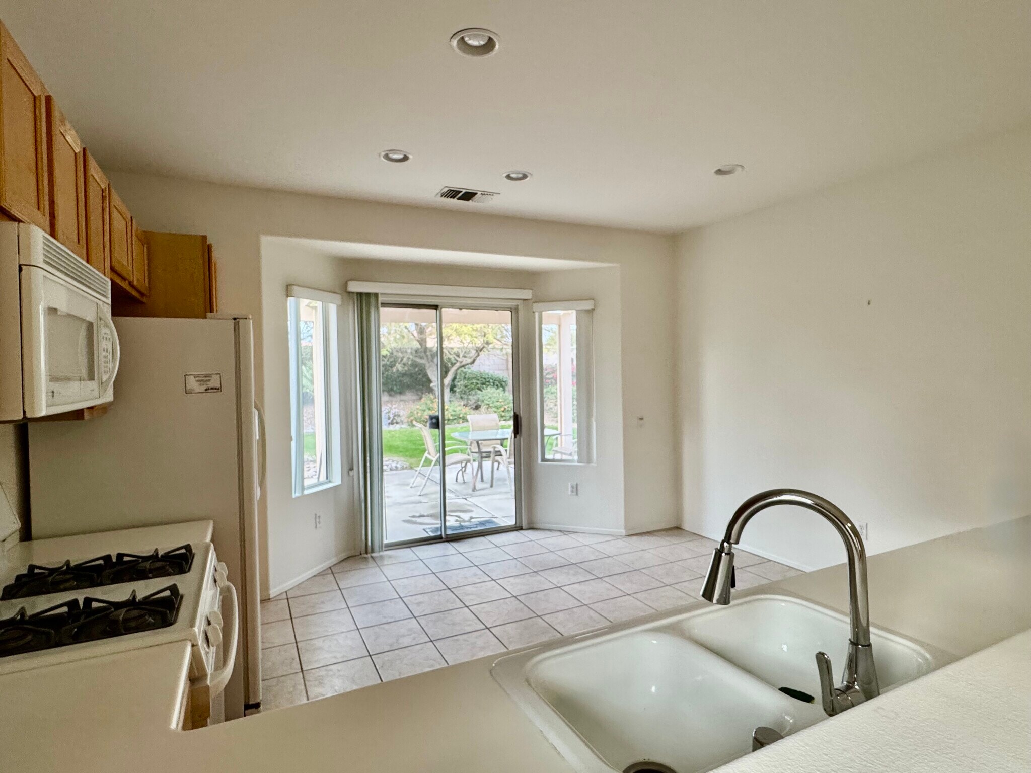 BREAKFAST AREA OPEN TO REAR YARD - 78686 Hampshire Ave