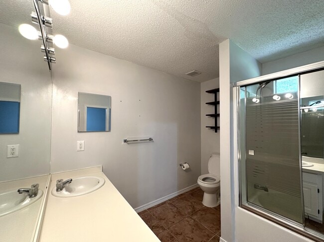 Building Photo - 147 Steeplechase Dr