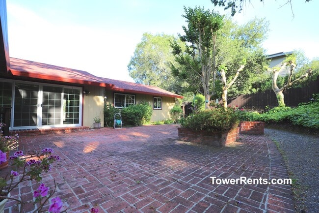 Building Photo - Santa Rosa: 3 bedroom, 2 1/2 bath Home wit...