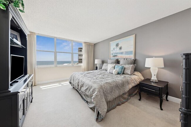 Building Photo - 328 N Ocean Blvd