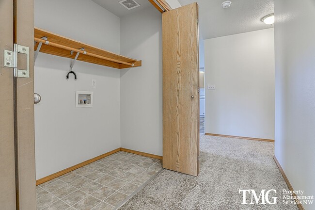 Building Photo - 3BD Ranch Style Home In Great Orchards Location!  Fully Fenced Yard!