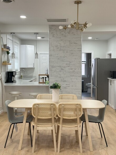 Building Photo - 5640 Beacon St