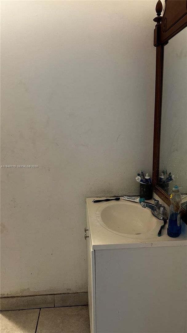 Building Photo - 4548 SW 33rd Ave