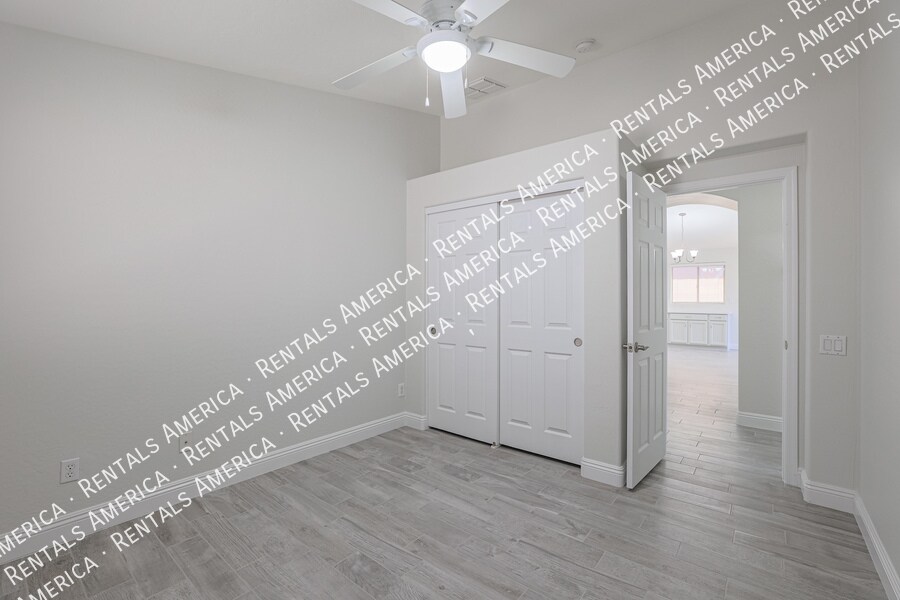 Building Photo - 3050 E Cherry Hills Pl