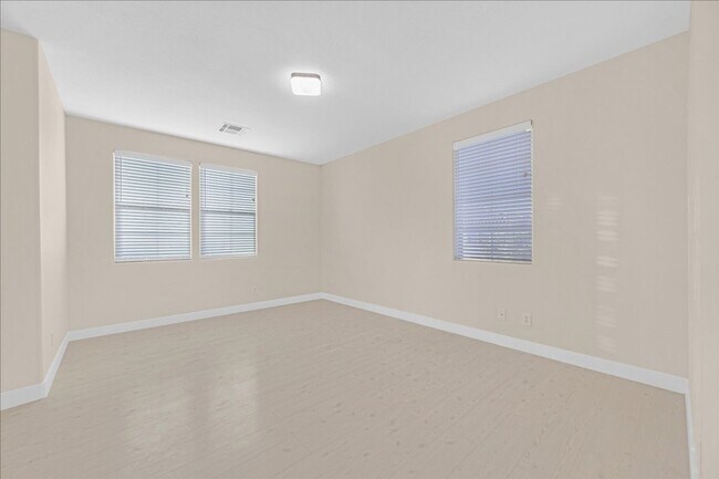Building Photo - Spacious 2 bedroom condo with attached condo