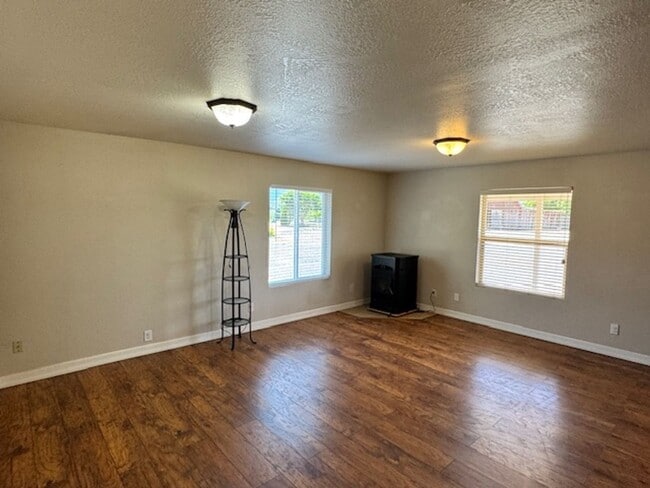Building Photo - PRIVATE, COUNTRY LIKE SETTING IS A 2 BEDRO...