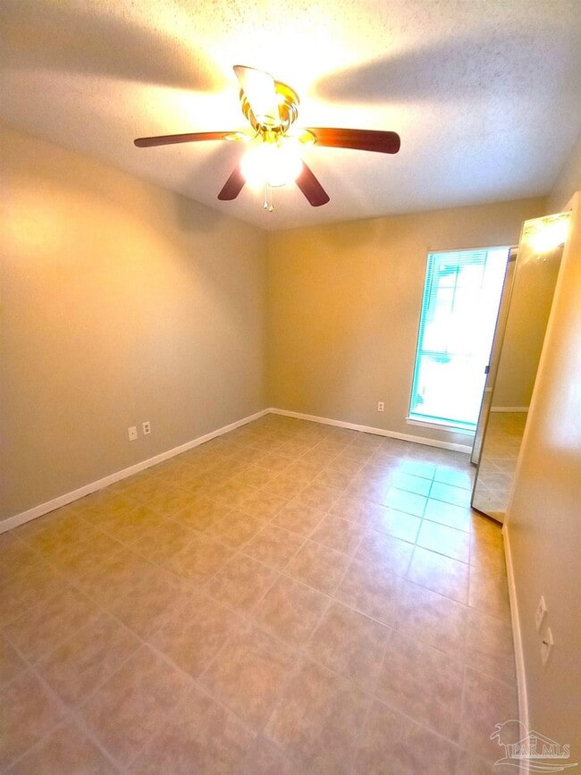 Building Photo - 533 Petros Cir