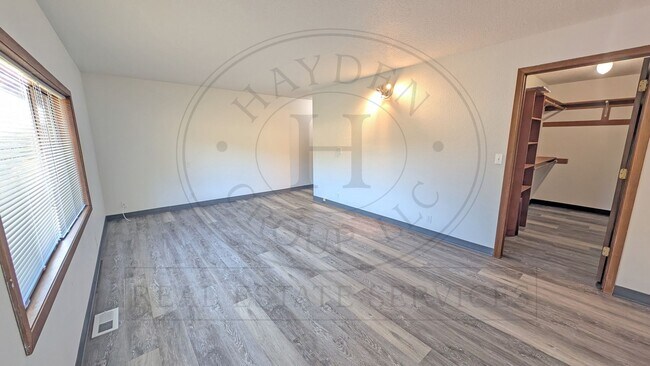 Building Photo - 13235 NW Pumpkin Ridge Rd