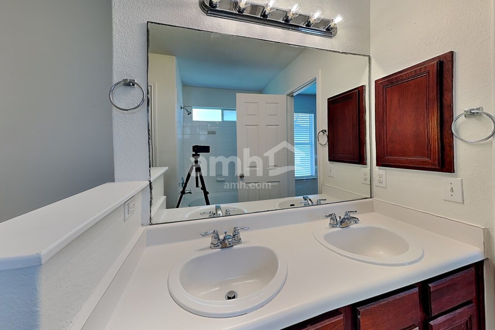 Building Photo - 455 Dolly Dr