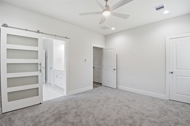 Building Photo - 727 S Victory Dr