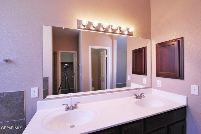 Building Photo - 5033 Lone Cactus Ct