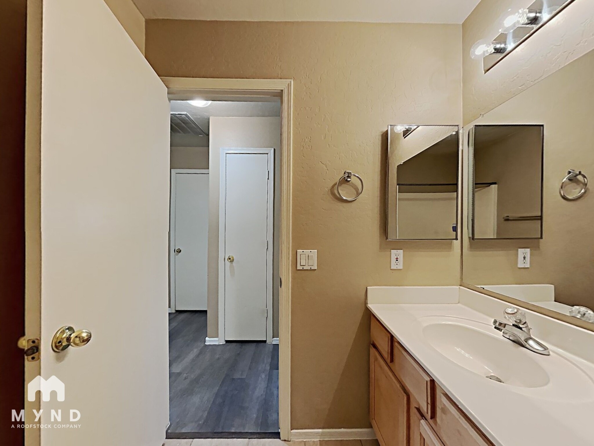Building Photo - 685 E Cantebria Dr
