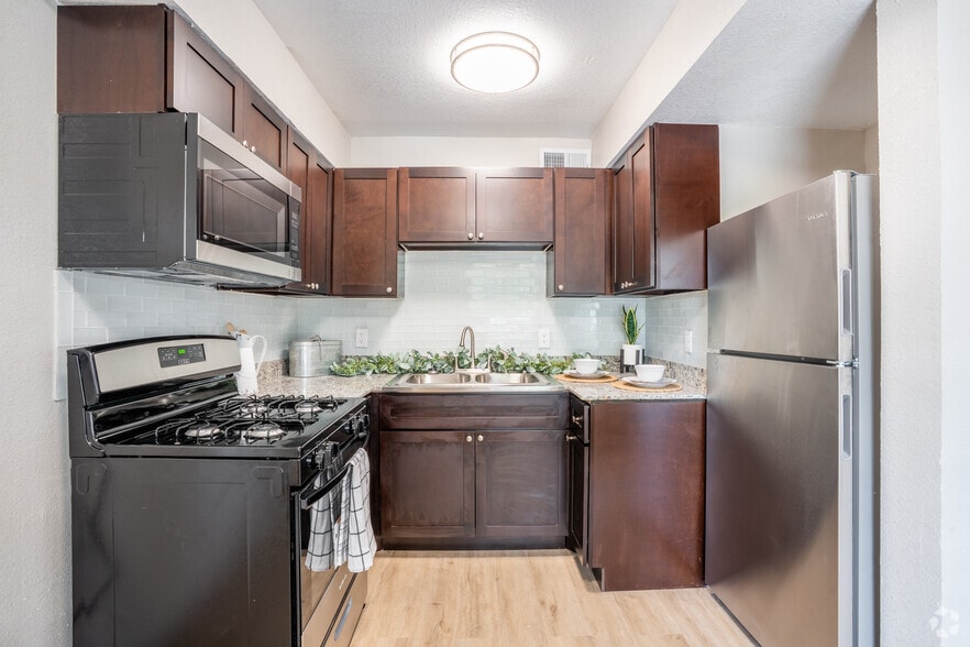2BR, 1BA - 756SF - Kitchen - University Courtyard Apartments