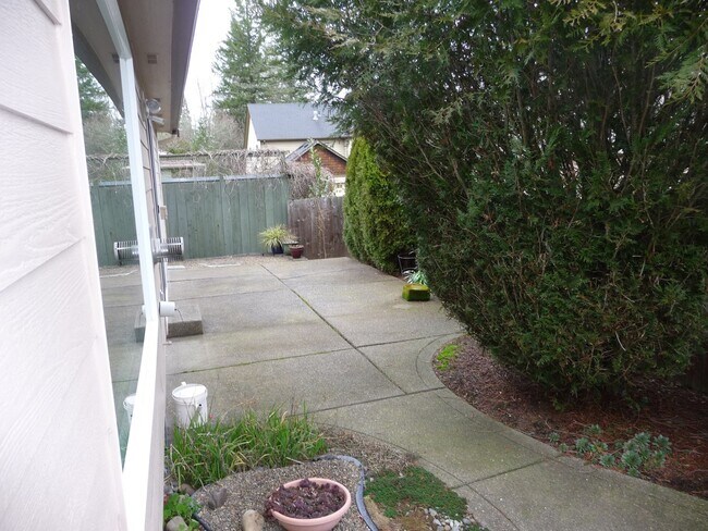 Building Photo - Spacious, West Salem Home