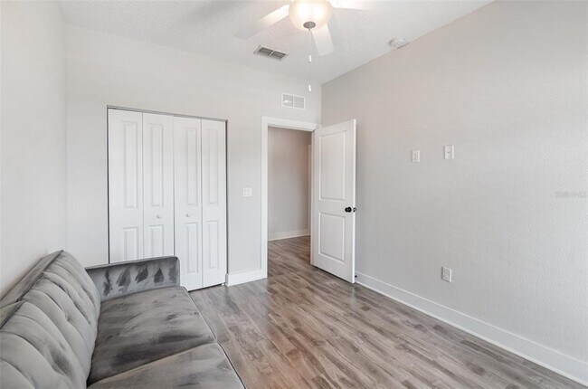 Building Photo - 2233 E Kaley Ave