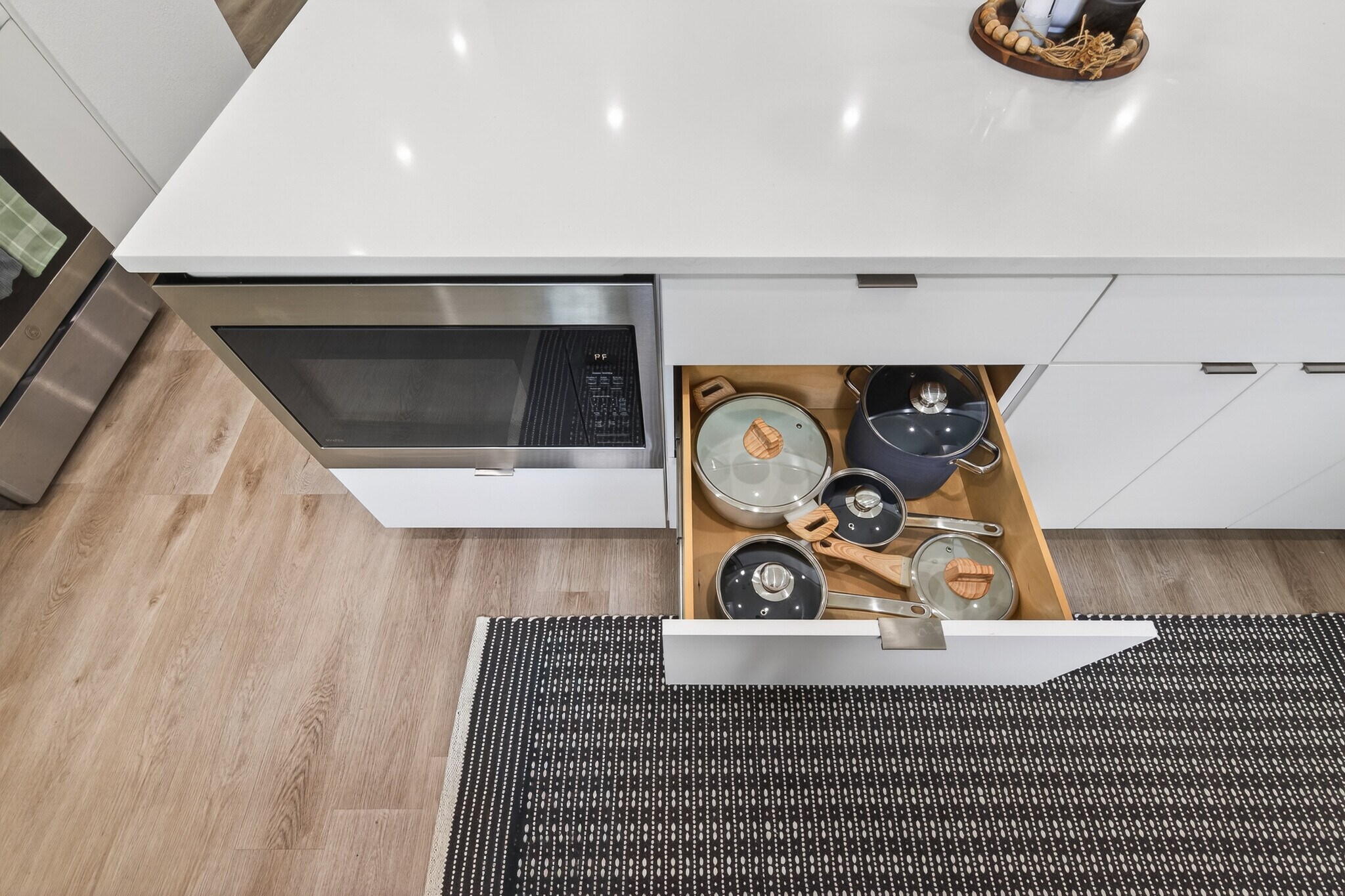 Fully stock Kitchen - 523 Schweikhardt St