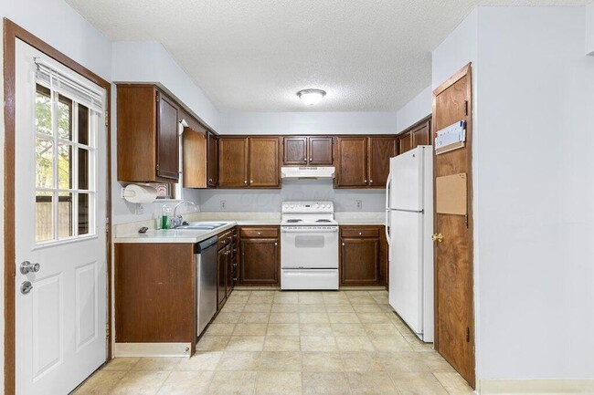 Building Photo - 1690 Watertower Dr