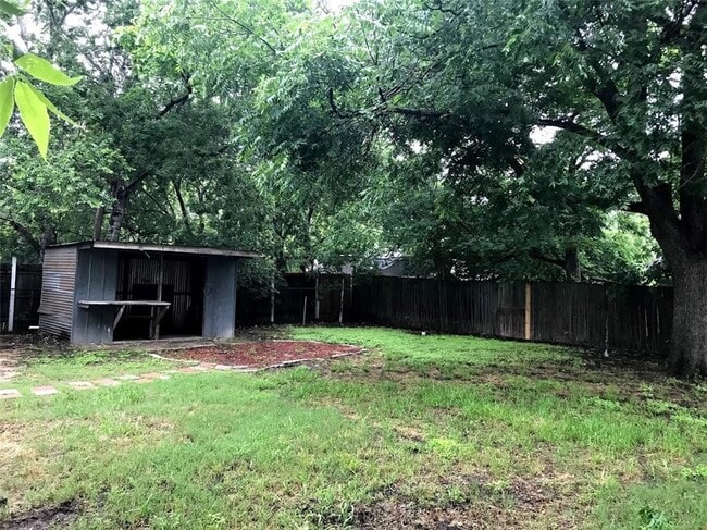 Building Photo - 710 W Lake Dr