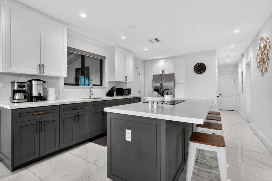 Building Photo - 17835 NE 6th Ave