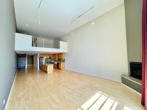 Building Photo - 1,600 sqft 2-Level SOMA 1BD+2 Bonus Rooms+ 1.5BA Loft! 2 Car Pkg! Laundry! Balcony! -PROGRESSIVE