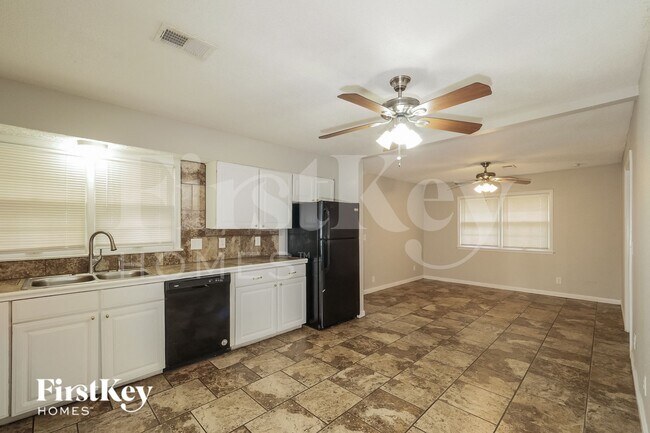 Building Photo - 8728 Everett St