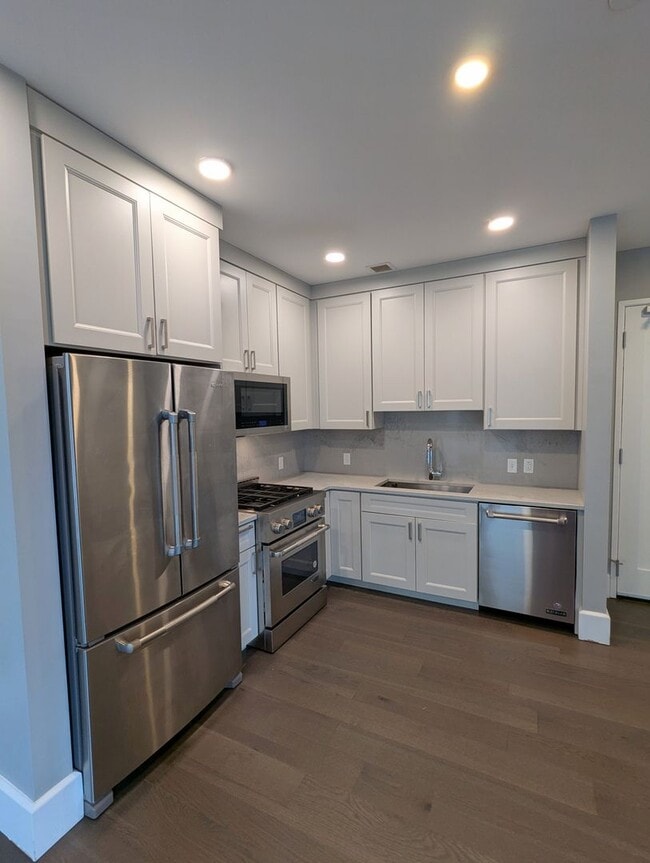 Building Photo - Stunning Downtown 1 Bedroom Condo at The L...