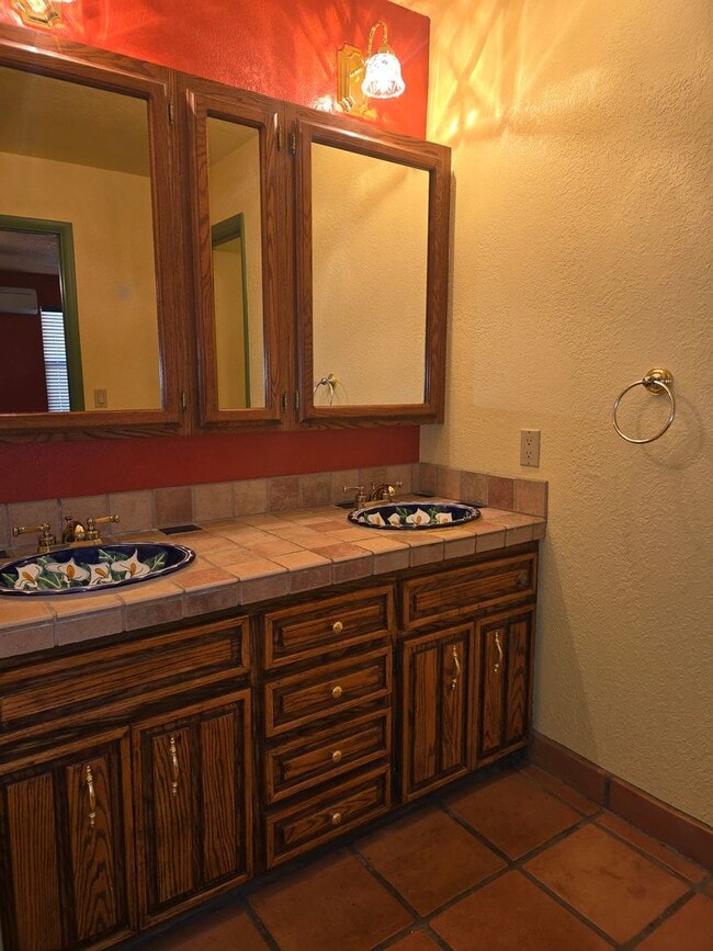 Building Photo - HOUSE - VILLAGE OF OAK CREEK