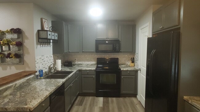 Building Photo - 504 S Cedar Pl