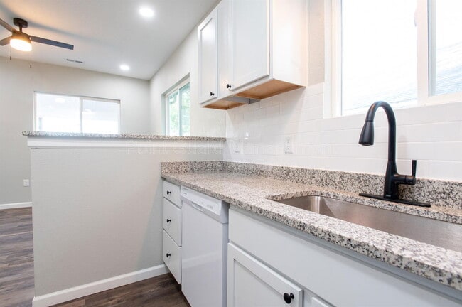 Building Photo - 1601 S Pattie St